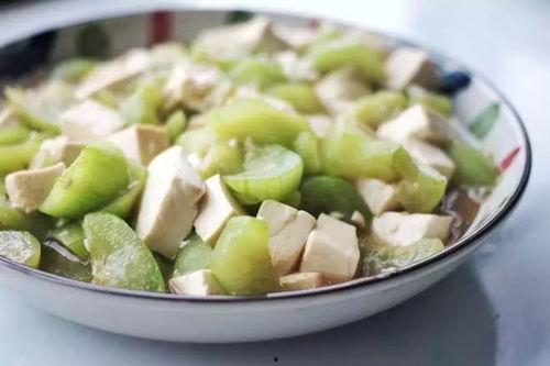 做梦吃瓜吃鸡肉啥意思呀,吃瓜鸡肉背后的寓意解读